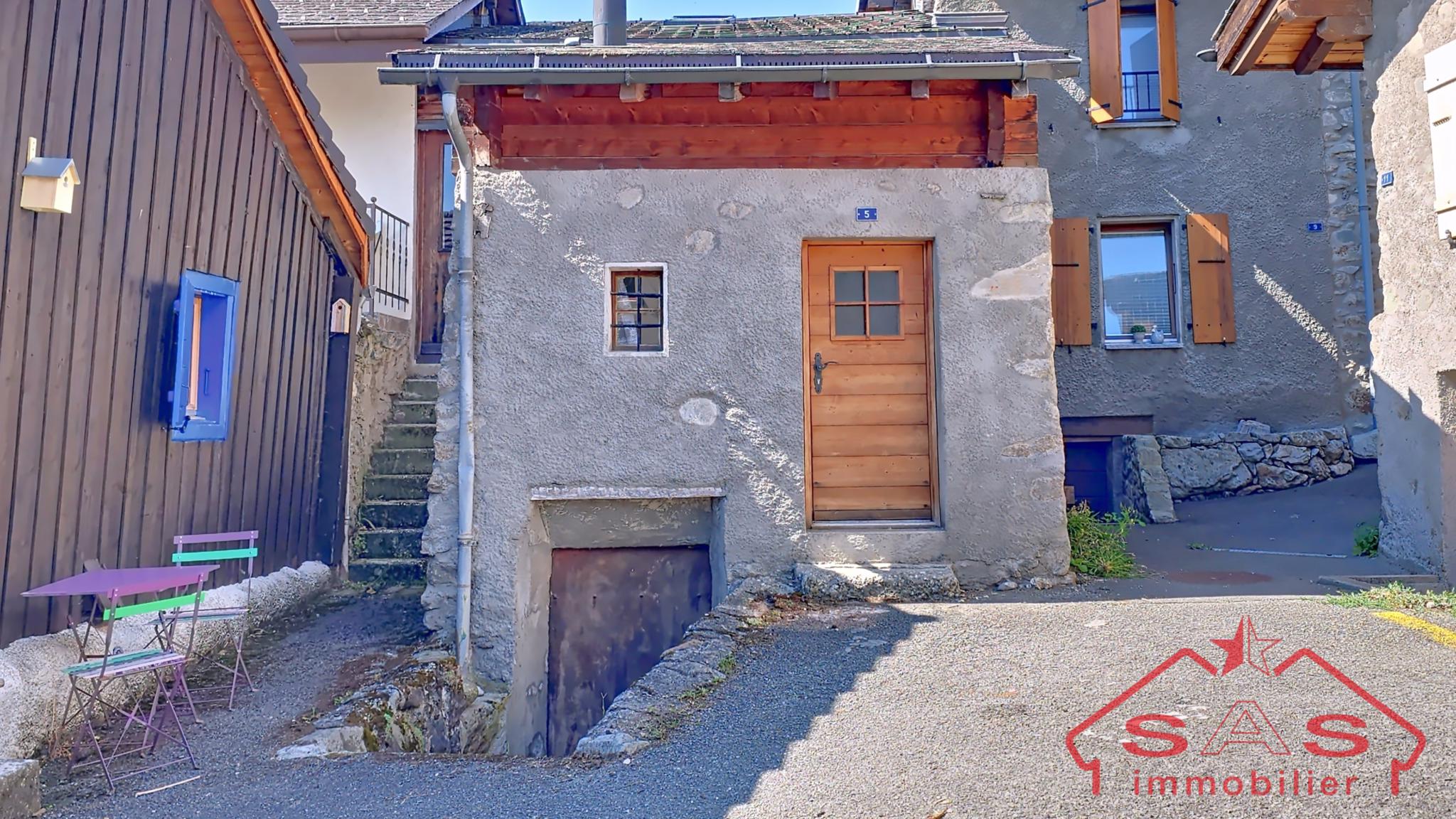 Exclusivité : Opportunité Unique au Coeur du Vieux Village de Fully