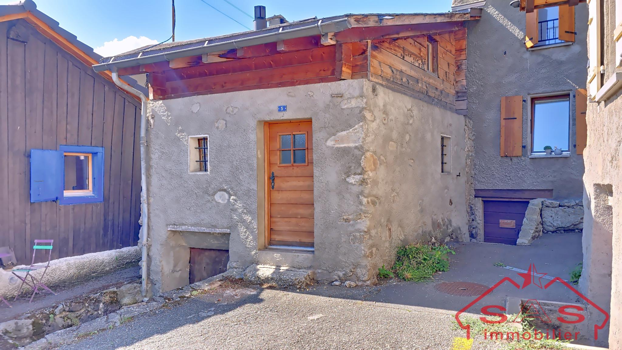 Exclusivité : Opportunité Unique au Coeur du Vieux Village de Fully